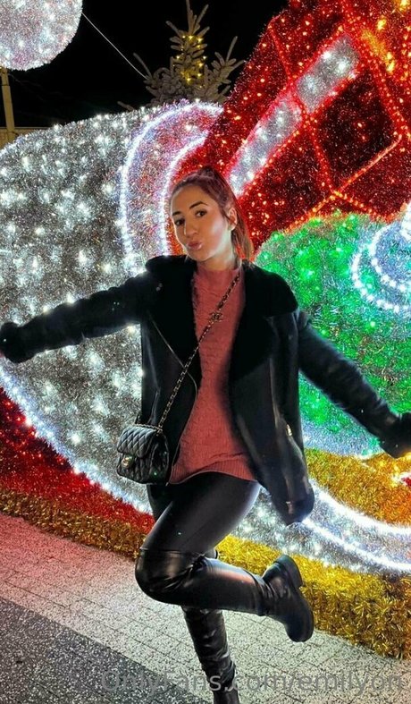 emilyon art star photo