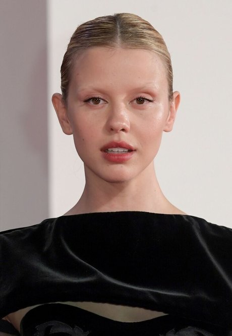 Mia Goth hd star img