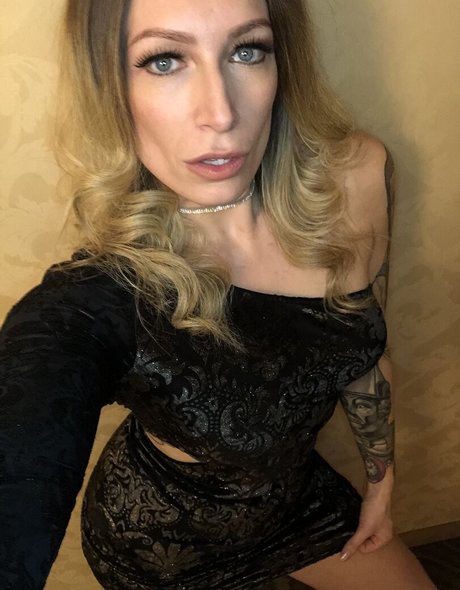 ava austen beautiful star img