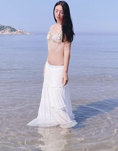 Connie Glynn naked model pics