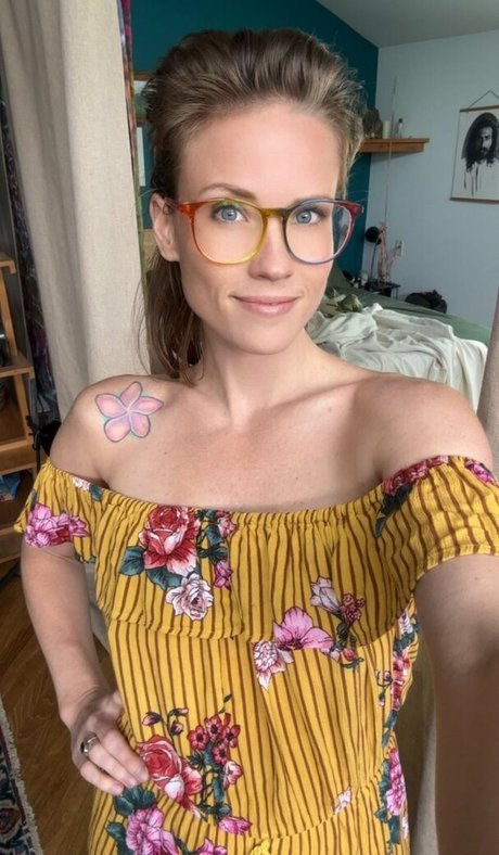 Skyra Fox naked pornstar pic