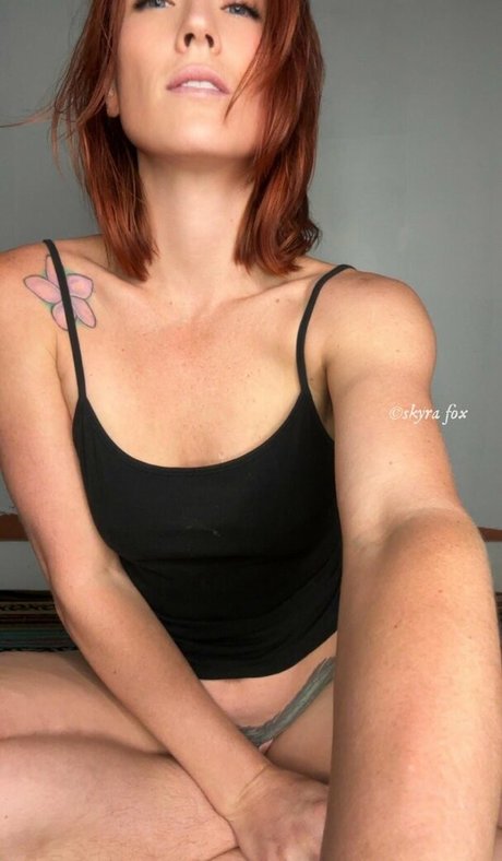 Skyra Fox naked pornstar img