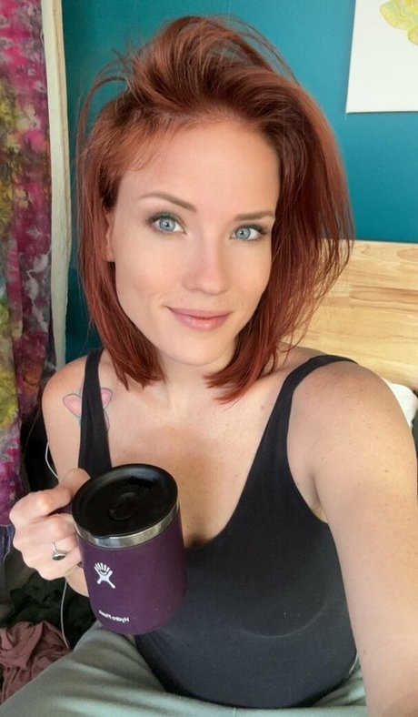 Skyra Fox sexy pornstar image