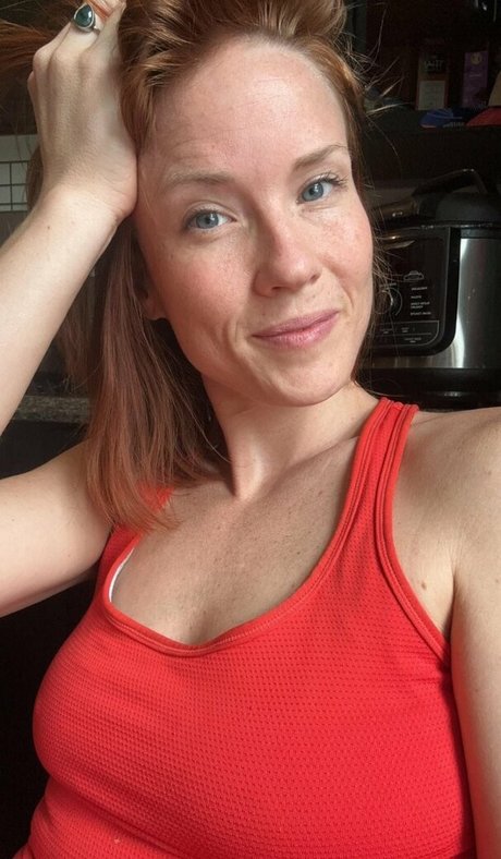 Skyra Fox pornstar top pic