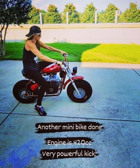 BikiniSquats free model photo