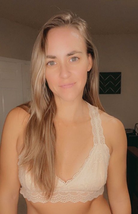 BikiniSquats sexy actress pictures