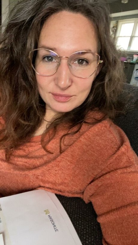 Laineymarie model perfect images