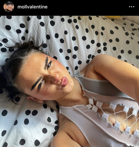 Moll Valentine sexy pornstar pictures