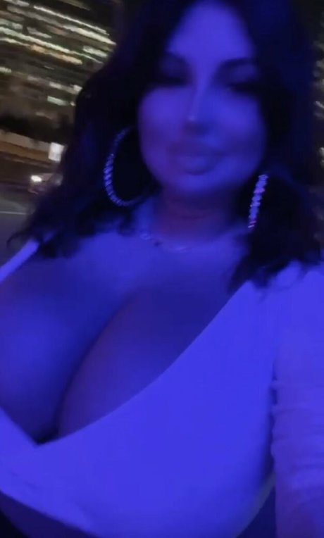 Mila Pink naked star img