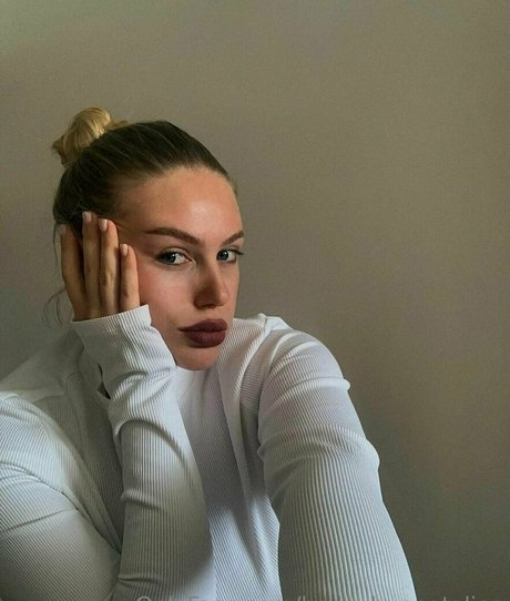 Talisnova model naked picture