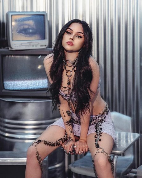 Maggie Lindemann art actress pic