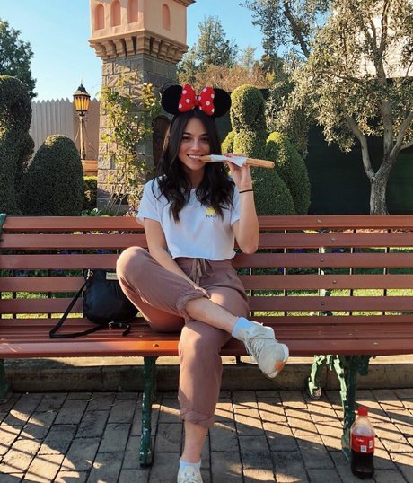 Brigit Sinaga model sexy pics