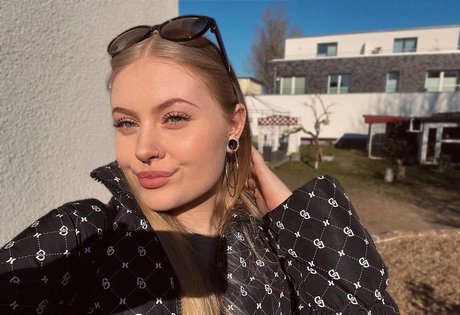 emaazing adult model gallery