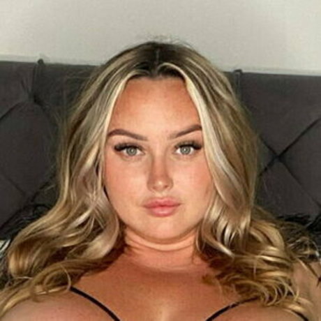 bustyhollyfree hot model pics