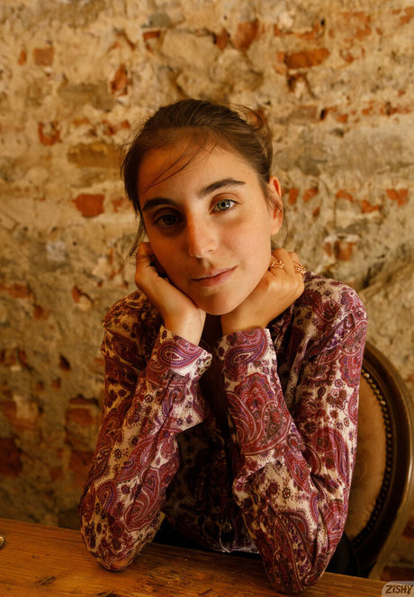 Aurora Mineo art model photos