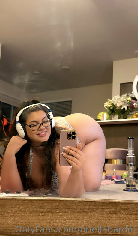 briellabardot sexy star image