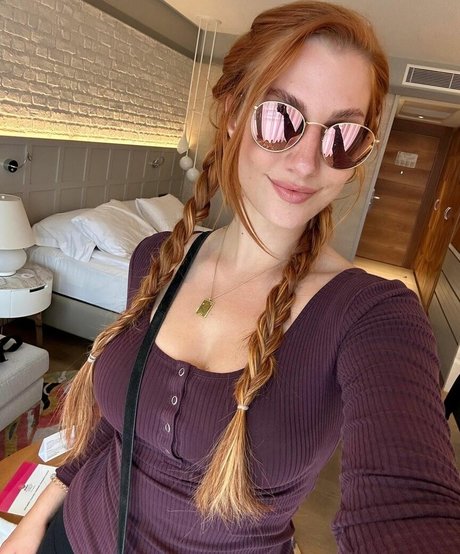 Lara Loft star pornographic photos