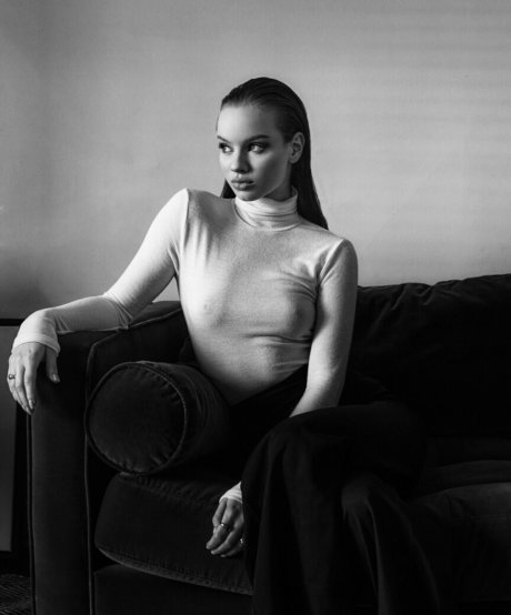 Liora Lapointe nude model archive