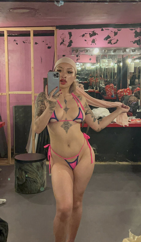 VenusMatrix naked model pic