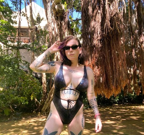 Ready To Glare erotic actress img