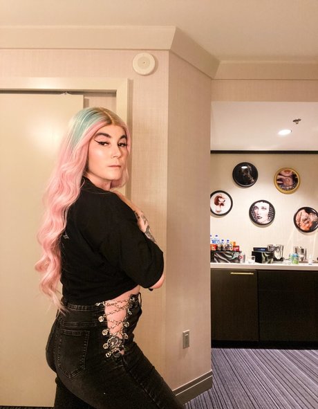 Ready To Glare top model pic