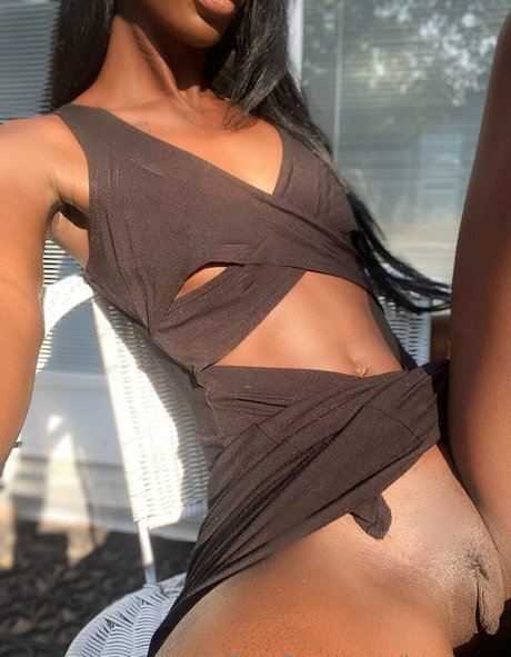 LomlZara naked model image