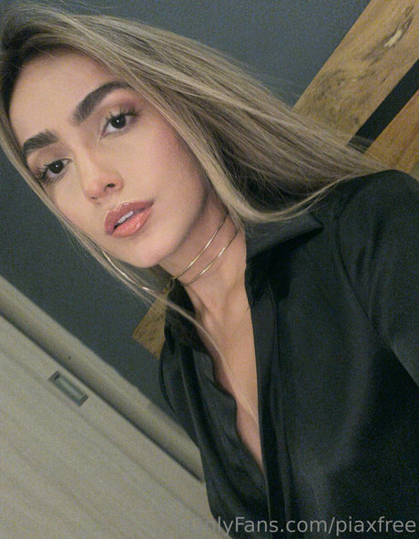 piaxfree exclusive model image