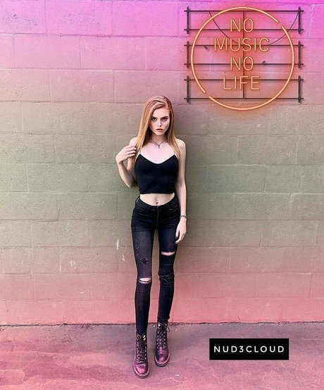 Chloe Mettenbrink model hot photos