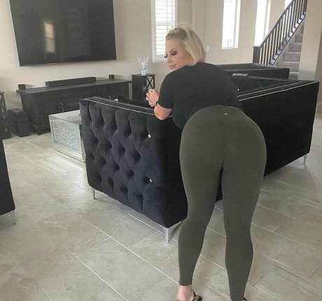 Chelsey Ashley nude model image