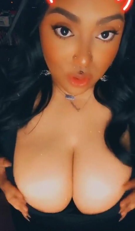 GotMilkers model naked img