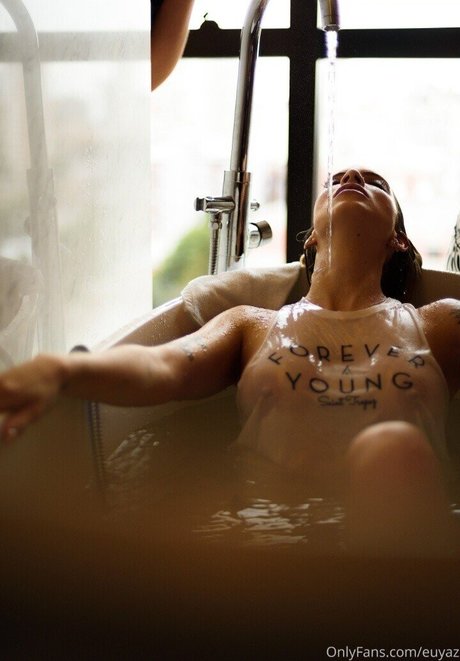 euyaz naked actress img