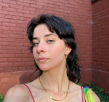 Aynsleigh Escher star naked pictures