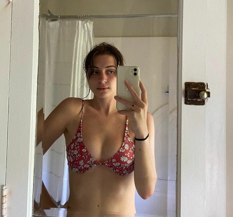 Lizzy McAlpine nude pornstar picture