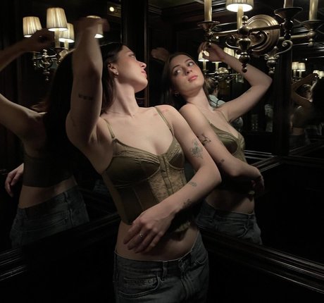 Lizzy McAlpine star adult images