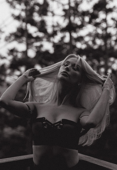 Lachlan Please erotic star picture