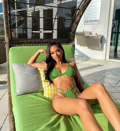 Breann Llewelyn model free photo