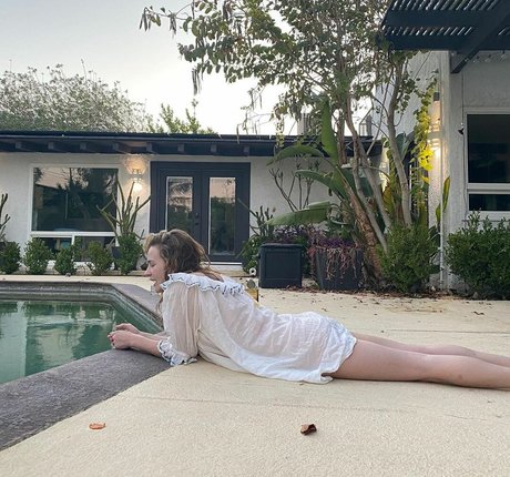 Britt Robertson model top pictures