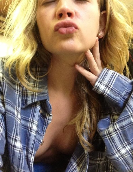 Britt Robertson star high quality image