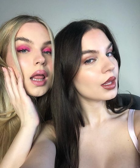 TheSupremeSisters sexy star pic