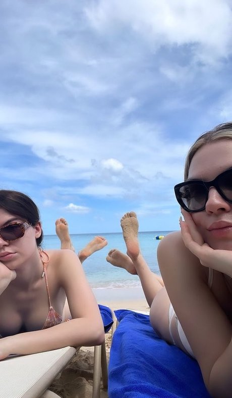 TheSupremeSisters hot actress photo