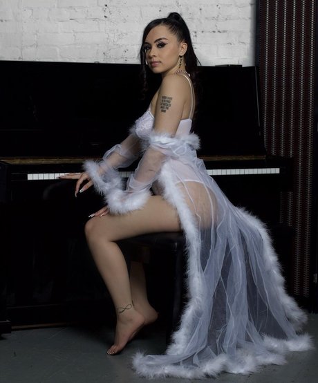 Liddlenique erotic pornstar pics