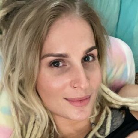 Hottrayne beautiful model img