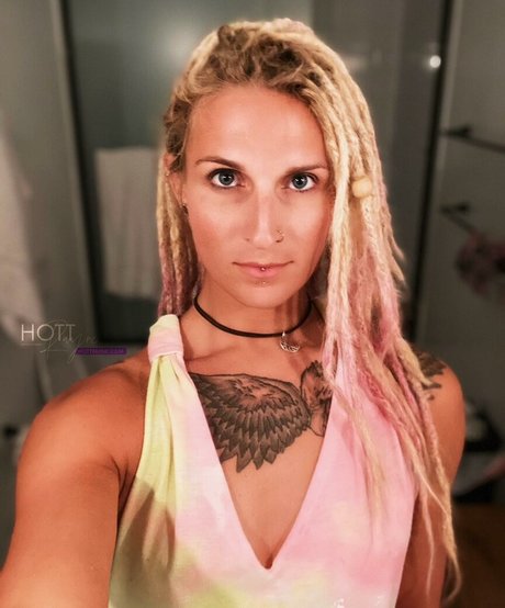 Hottrayne porn star image