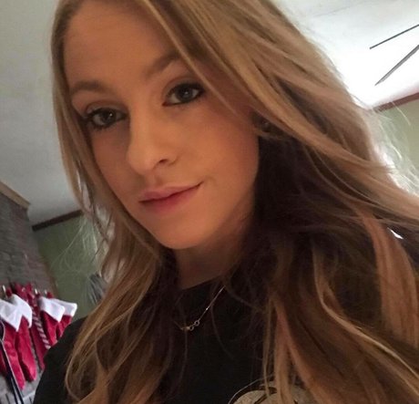 Kenzie Colvard star sexy image