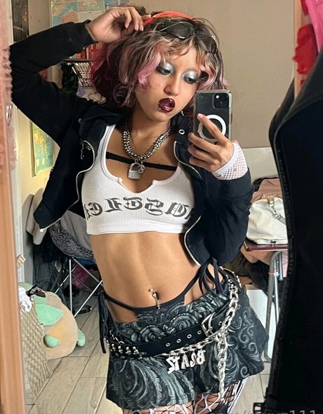 Roxyz111 exclusive actress galleries