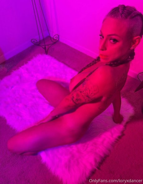 lorylace naked model picture