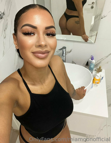 miamoonofficial star nude img