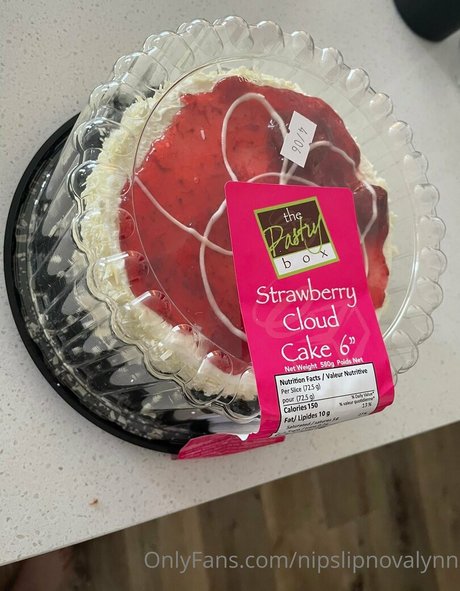 nipslipnovalynn erotic model image