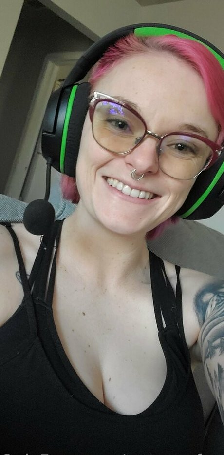 tatteasefree model naked photos