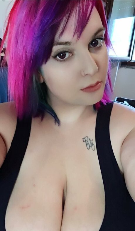 Hilary Ilariaa art model images